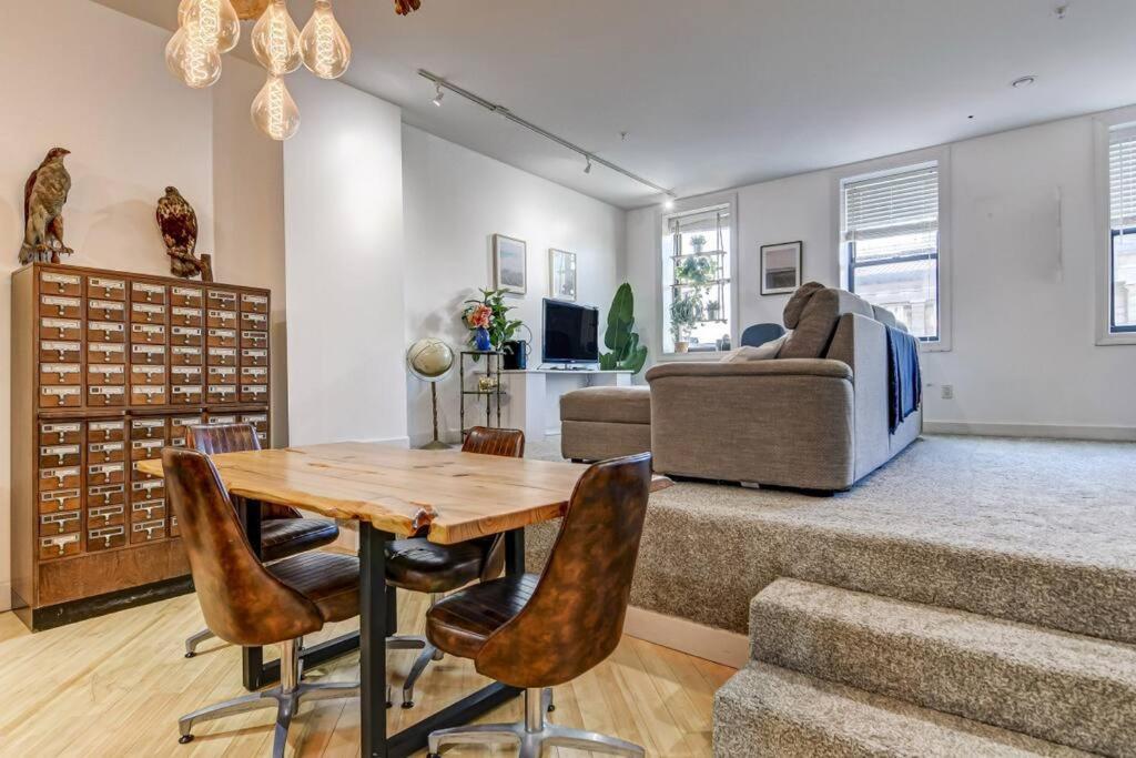 Lovely 2-bedroom Unit In Apartment *