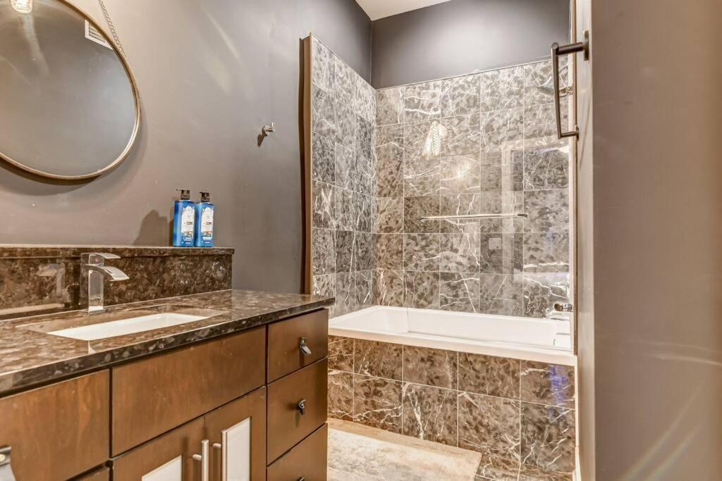 Lovely 2-bedroom Unit In *