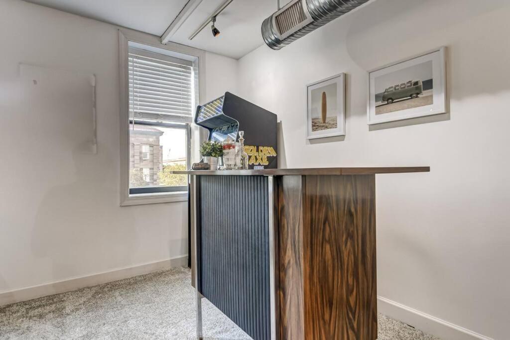 Lovely 2-bedroom Unit In Apartment *